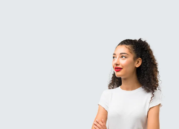 Jeune Fille Aux Cheveux Bouclés Debout Levant Les Yeux Tout — Photo