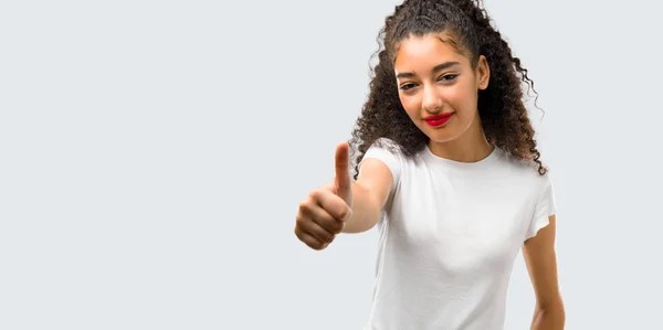 Menina Com Cabelo Encaracolado Dando Gesto Polegar Para Cima Sorrindo — Fotografia de Stock