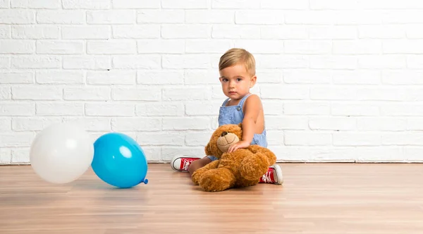 Adorable Petit Bébé Avec Peluche Sur Fond Brique Blanche — Photo