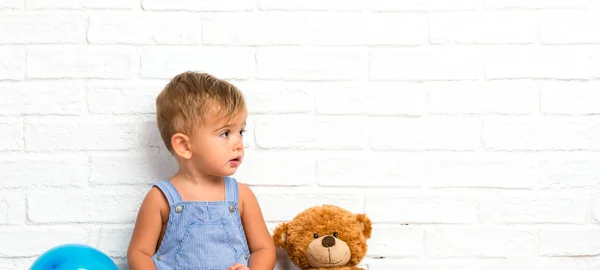 Adorable Bebé Con Globos Sobre Fondo Ladrillo Blanco —  Fotos de Stock