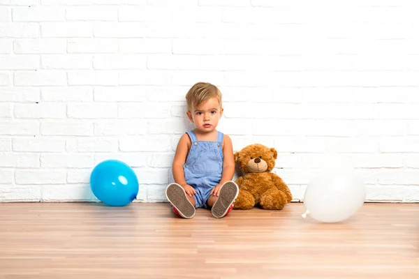 Adorable Petit Bébé Avec Des Ballons Sur Fond Brique Blanche — Photo