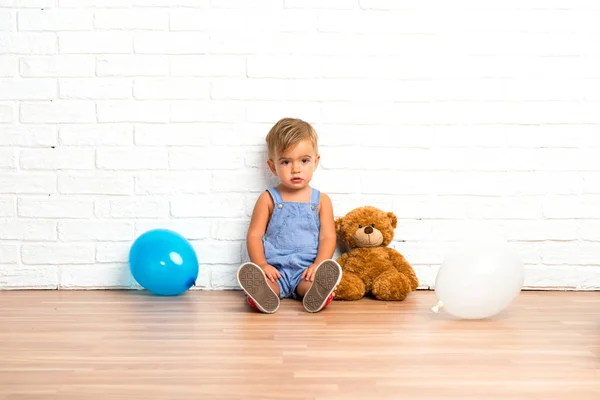 Adorable Bebé Con Globos Sobre Fondo Ladrillo Blanco —  Fotos de Stock