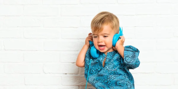 Adorable Little Baby Słuchania Muzyki Śpiewu Tle Białej Cegły — Zdjęcie stockowe