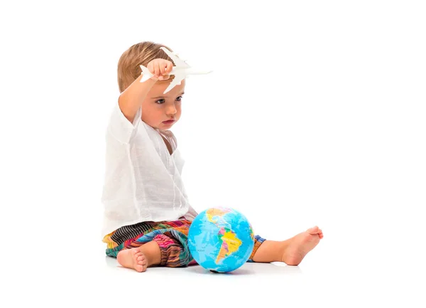 Bedårande Liten Bebis Håller Leksak Flygplan Isolerad Vit Bakgrund — Stockfoto