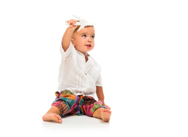Adorável Bebê Segurando Avião Brinquedo Fundo Branco Isolado — Fotografia de Stock