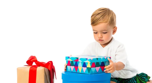 Entzückendes Kleines Baby Seinem Geburtstag Mit Vielen Geschenken Auf Isoliertem — Stockfoto