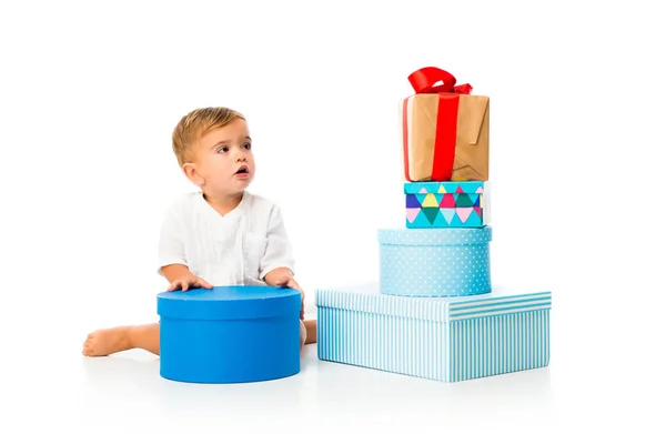 Schattige Kleine Baby Zijn Verjaardag Met Een Heleboel Geschenken Geïsoleerde — Stockfoto