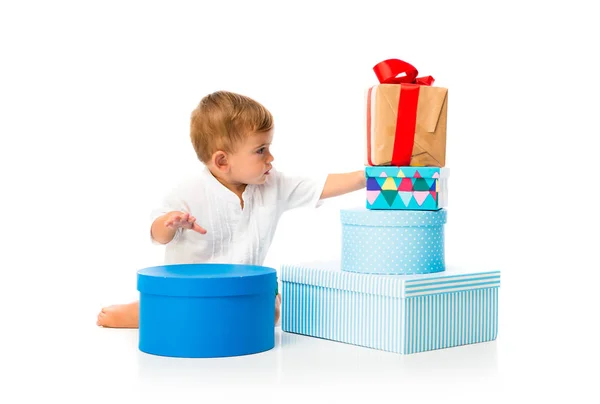 分離の白い背景の上の贈り物の多くによって彼の誕生日にかわいい小さな赤ちゃん — ストック写真