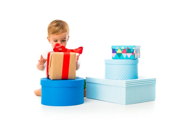 Очаровательный Малыш Свой День Рождения Большим Количеством Подарков Изолированном Белом — стоковое фото