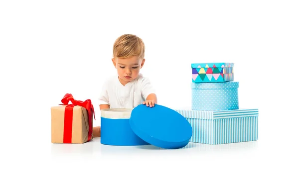 Adorable Bebé Cumpleaños Con Montón Regalos Sobre Fondo Blanco Aislado —  Fotos de Stock