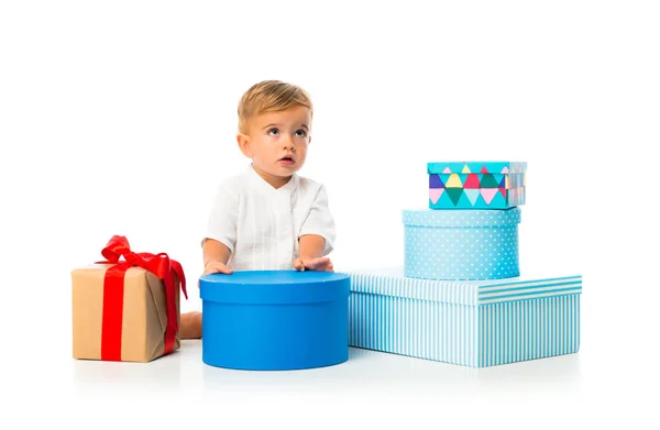 Bedårande Liten Baby Sin Födelsedag Med Massa Gåvor Isolerade Vit — Stockfoto