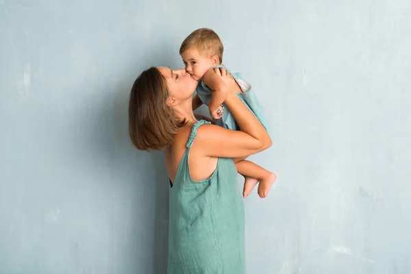 Adorable Bebé Con Madre Sobre Fondo Grunge Vintage — Foto de Stock