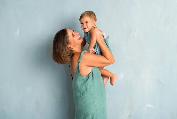 Adorable Bebé Con Madre Sobre Fondo Grunge Vintage — Foto de Stock