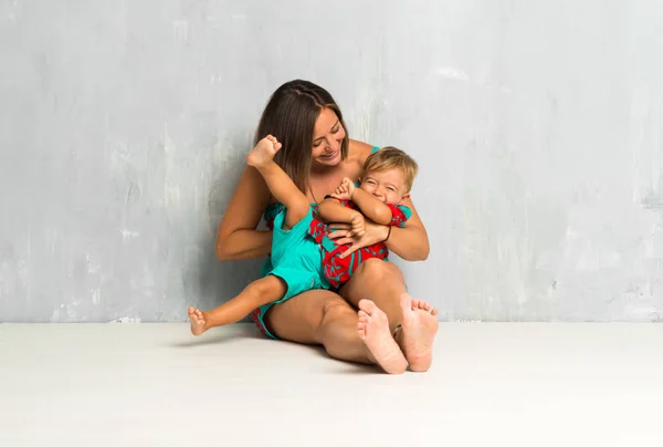 Adorable Bebé Pequeño Con Madre Vintage Grunge Fondo Abrazo — Foto de Stock