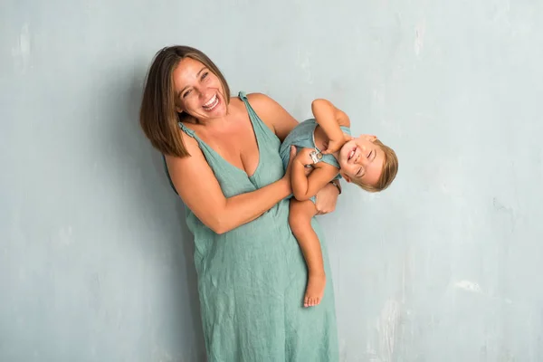 Adorable Bebé Con Madre Sobre Fondo Grunge Vintage — Foto de Stock