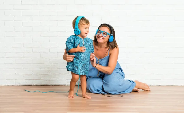 Adorable Bebé Con Madre Escuchando Música — Foto de Stock