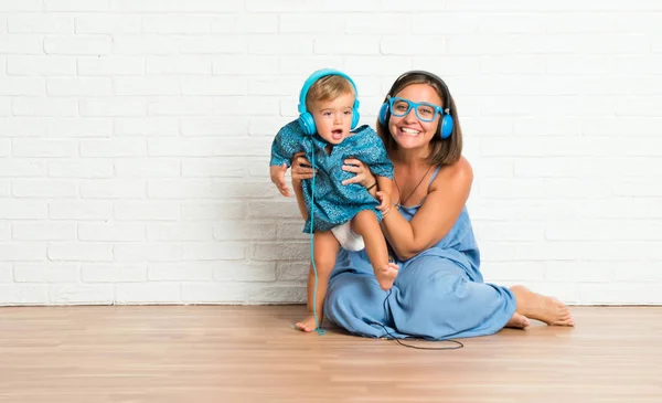 Adorable Bebé Con Madre Escuchando Música — Foto de Stock