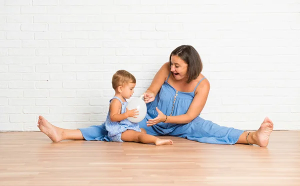 Bedårande Liten Bebis Med Sin Mamma Med Ballong — Stockfoto