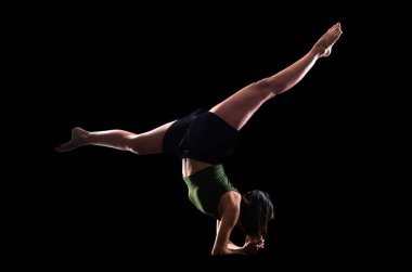 Genç kız üzerinde izole arka stüdyoda dans