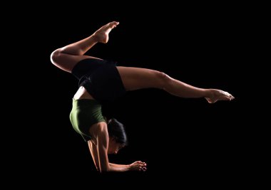 Genç kız üzerinde izole arka stüdyoda dans