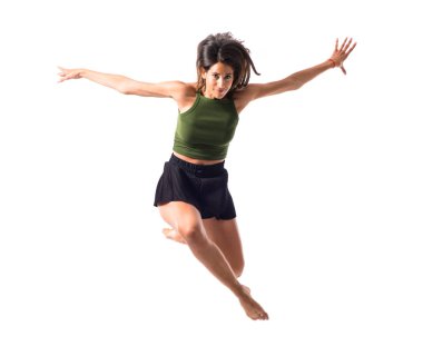 Dans ve stüdyoda izole arka plan üzerinde atlama genç kız