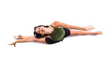 Genç kız üzerinde izole arka stüdyoda dans