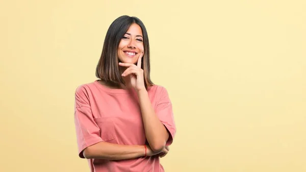 Chica Joven Con Camisa Rosa Sonriendo Mucho Mientras Pone Las —  Fotos de Stock