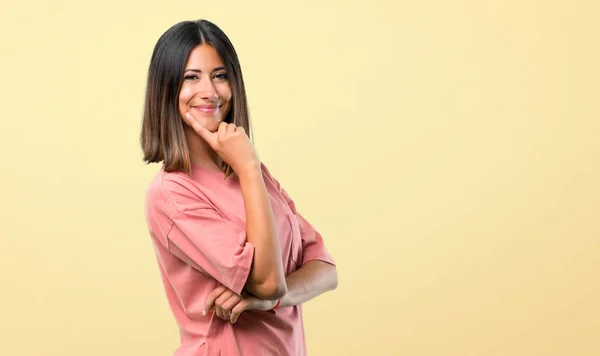 Chica Joven Con Camisa Rosa Sonriendo Mucho Mientras Pone Las — Foto de Stock