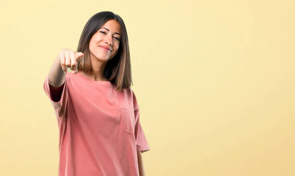 Junges Mädchen Mit Rosa Hemd Zeigt Mit Selbstbewusstem Gesichtsausdruck Auf — Stockfoto