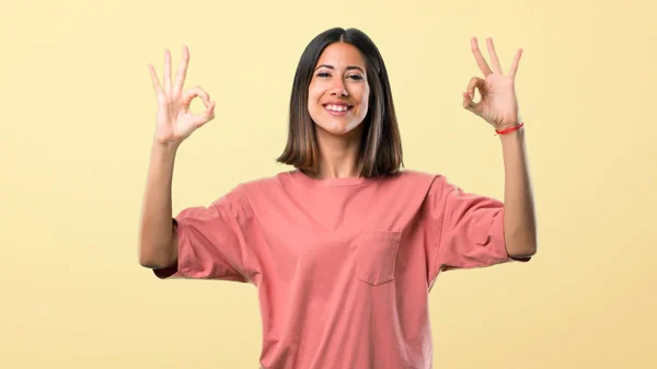 Młoda Dziewczyna Różową Koszulę Wyświetlono Znak Palcami Twarz Szczęścia Satysfakcji — Zdjęcie stockowe