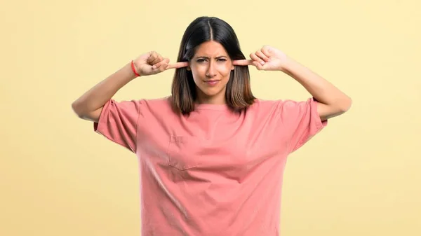 Jong Meisje Met Roze Shirt Beide Oren Met Handen Gefrustreerde — Stockfoto