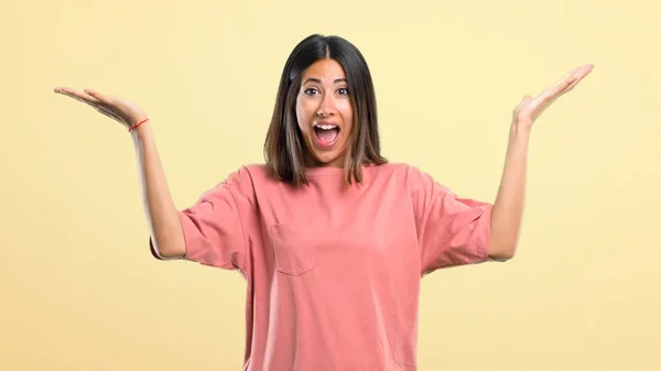 Chica Joven Con Camisa Rosa Con Sorpresa Expresión Facial Impactada —  Fotos de Stock