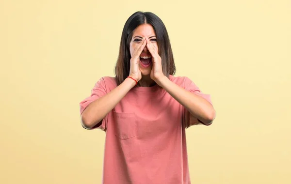 Młoda Dziewczyna Różową Koszulę Krzycząc Usta Szeroko Otwarte Boczne Ogłaszając — Zdjęcie stockowe