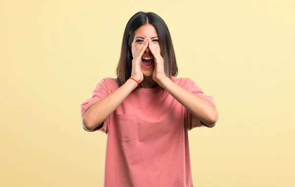 Menina Com Camisa Rosa Gritando Com Boca Bem Aberta Para — Fotografia de Stock