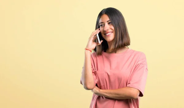 Menina Com Camisa Rosa Mantendo Uma Conversa Com Telefone Celular — Fotografia de Stock