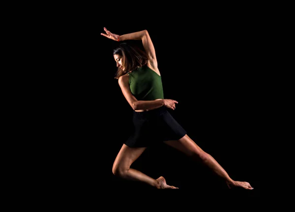 Jovencita Bailando Saltando Estudio Sobre Fondo Aislado —  Fotos de Stock