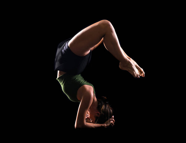 Девушка танцует в студии на изолированном фоне
