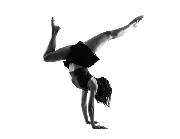 Девушка Танцует Студии Изолированном Фоне Черно Белом — стоковое фото