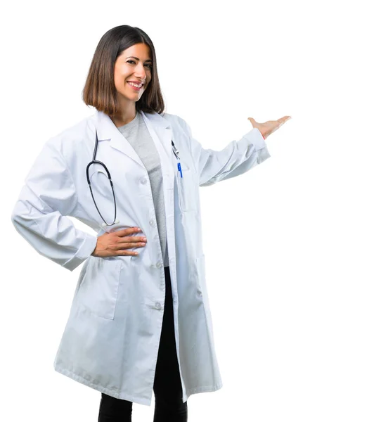 Läkare Kvinna Med Stetoskop Pekar Tillbaka Med Pekfingret Presenterar Produkt — Stockfoto