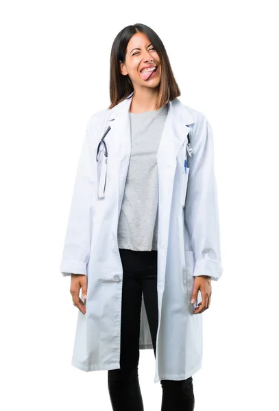 医生妇女与听诊器显示舌头在照相机有滑稽的看在查出的白色背景 — 图库照片