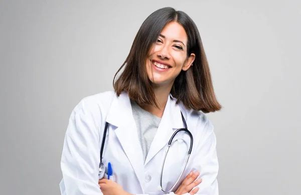 Médica Mulher Com Estetoscópio Mantendo Braços Cruzados Enquanto Sorri Fundo — Fotografia de Stock