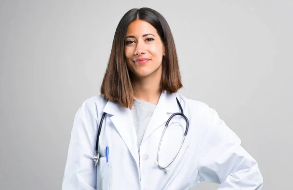 Medico Donna Con Stetoscopio Posa Con Braccia All Anca Sorridente — Foto Stock