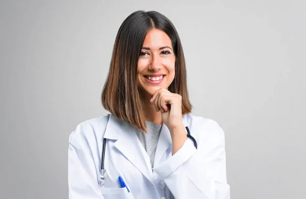 Médica Mulher Com Estetoscópio Sorrindo Olhando Para Frente Com Rosto — Fotografia de Stock