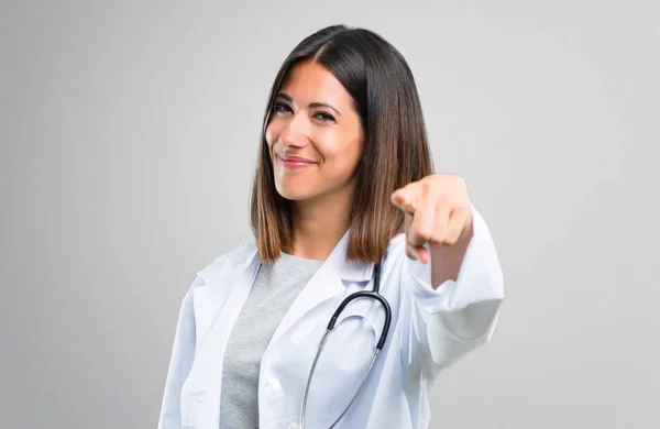 Médica Mulher Com Estetoscópio Aponta Dedo Para Você Com Uma — Fotografia de Stock