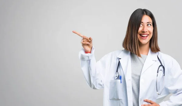 Lékař Ženu Stetoskop Ukazující Prstem Stranu Prezentaci Produktu Zatímco Úsměvem — Stock fotografie