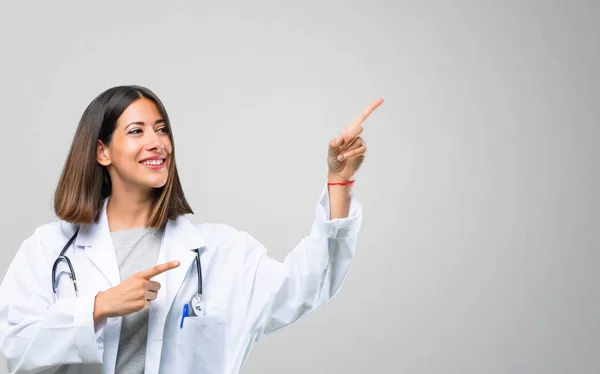 Doktor Kadın Parmağı Ile Işaret Eden Harika Bir Fikir Gri — Stok fotoğraf
