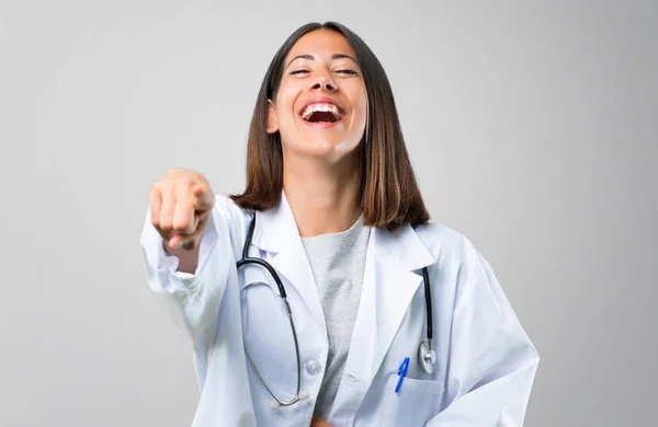 Vrouw Van Arts Met Stethoscoop Wijzen Met Vinger Naar Iemand — Stockfoto