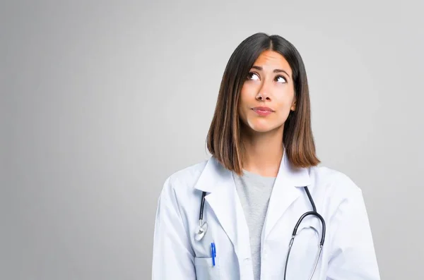 Dokter Vrouw Met Stethoscoop Stand Opzoeken Met Ernstige Gezicht Grijze — Stockfoto