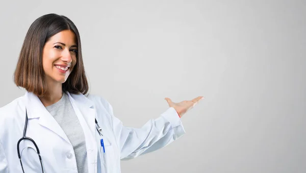 Médica Com Estetoscópio Apontando Para Trás Com Dedo Indicador Apresentando — Fotografia de Stock