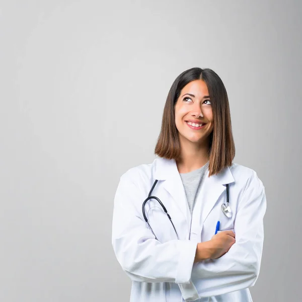 Médica Mulher Com Estetoscópio Stand Olhando Para Cima Enquanto Sorrindo — Fotografia de Stock